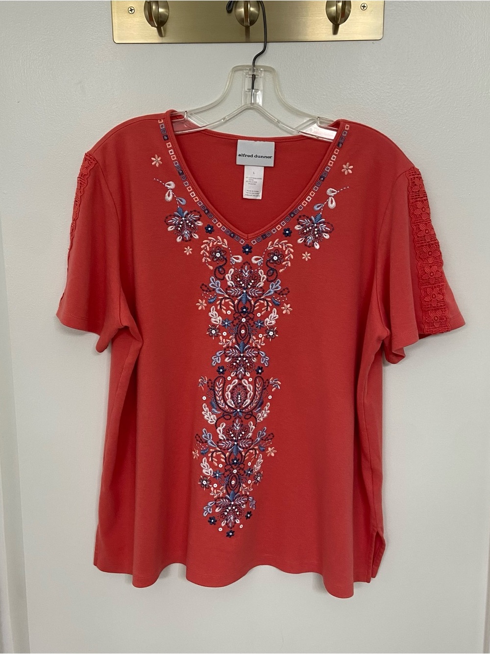 Alfred Dunner Coral Embroidered Floral Beaded V-Neck Top Women’s Large